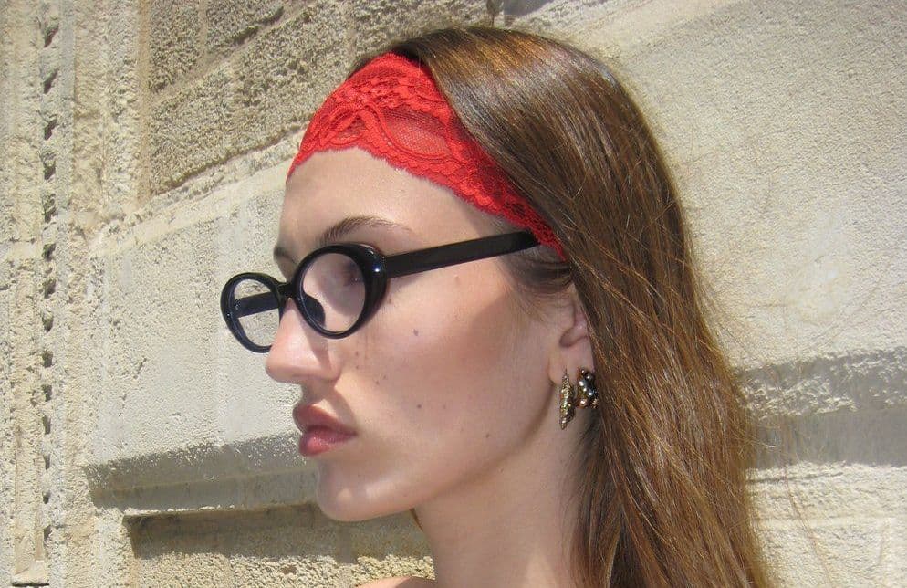 Le bandeau en dentelle, l’accessoire romantique ultime de l’été