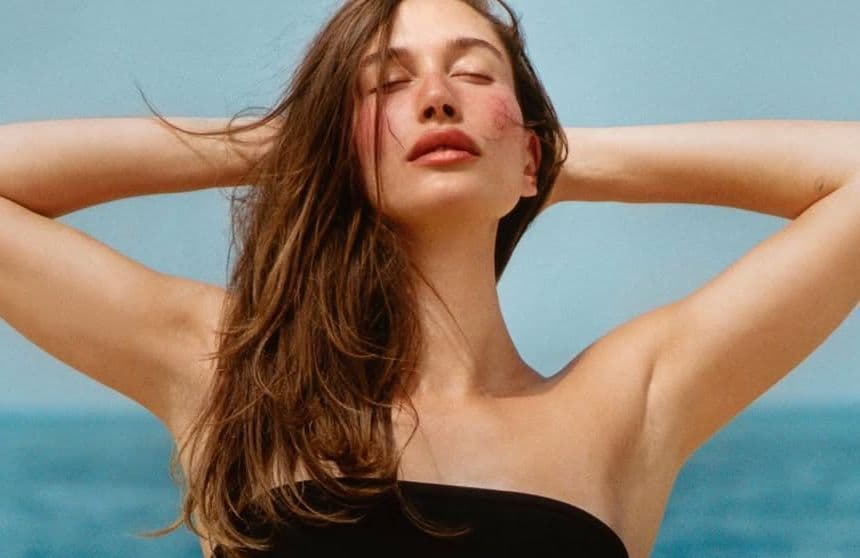 Et si le nouveau geste de l’été tenait à la taille ? Hailey Bieber imagine un bijou de corps pour transporter son baume à lèvres