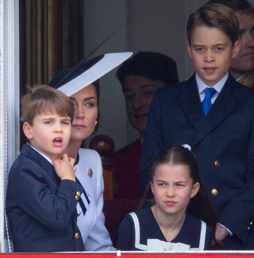 Prince Louis (encore) agité sur le balcon de Buckingham, Kate Middleton amusée