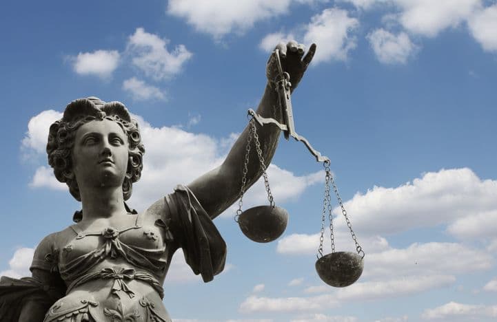 Une femme victime de violences conjugales fait condamner l'État pour ne pas lui avoir permis d'assister au procès.