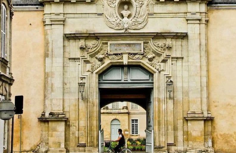 Mort d’un ex-enseignant de lycée militaire accusé de viols : cette piste privilégiée par les enquêteurs