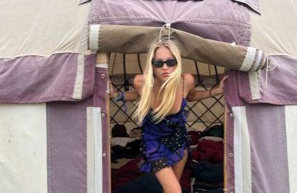 Kate Moss : sa fille Lila Moss recrée son look iconique au Festival de Glastonbury