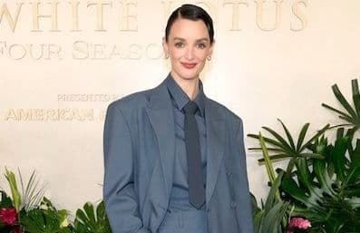 Charlotte Le Bon, chic et puissante en costume-cravate à la soirée « The White Lotus »