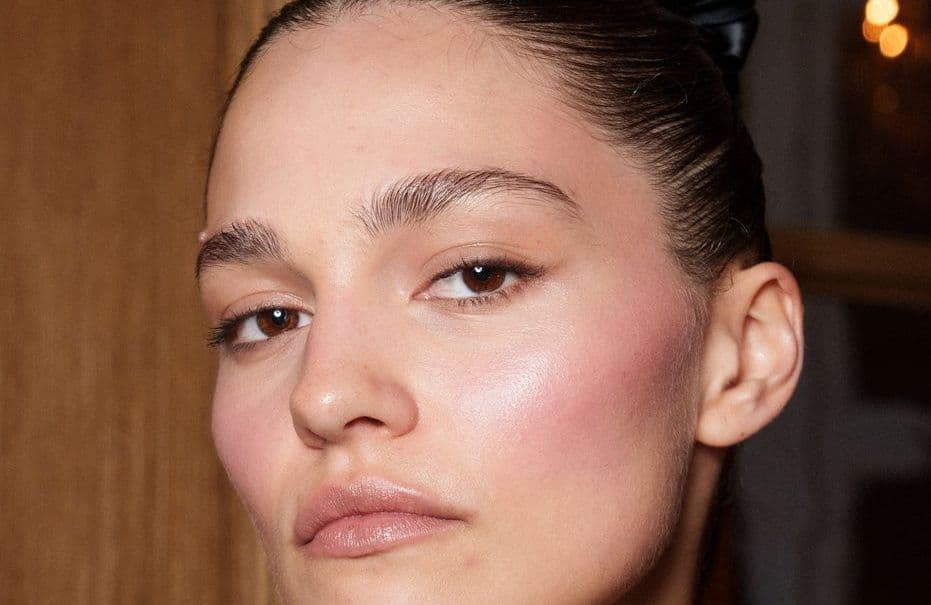 Teint, blush, anti-cernes : 7 gestes de maquilleurs que vous ignorez (et qui changent tout)