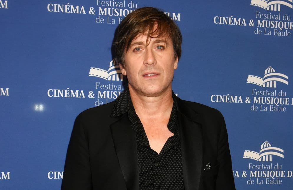Thomas Dutronc évoque le décès de sa mère Françoise Hardy sur scène : « J’ai la gorge qui se noue »