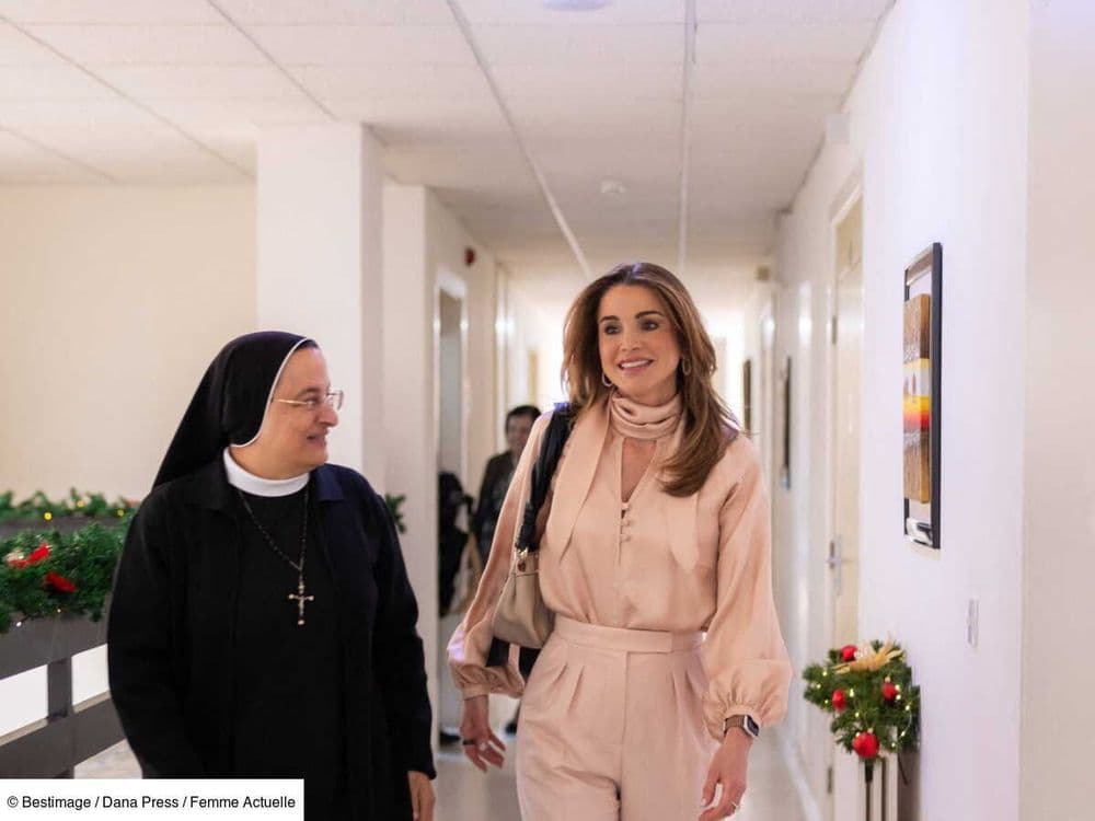 Drapée d'un ensemble rose poudré satiné, Rania de Jordanie est rayonnante pour rendre visite à des sœurs dans la capitale du pays