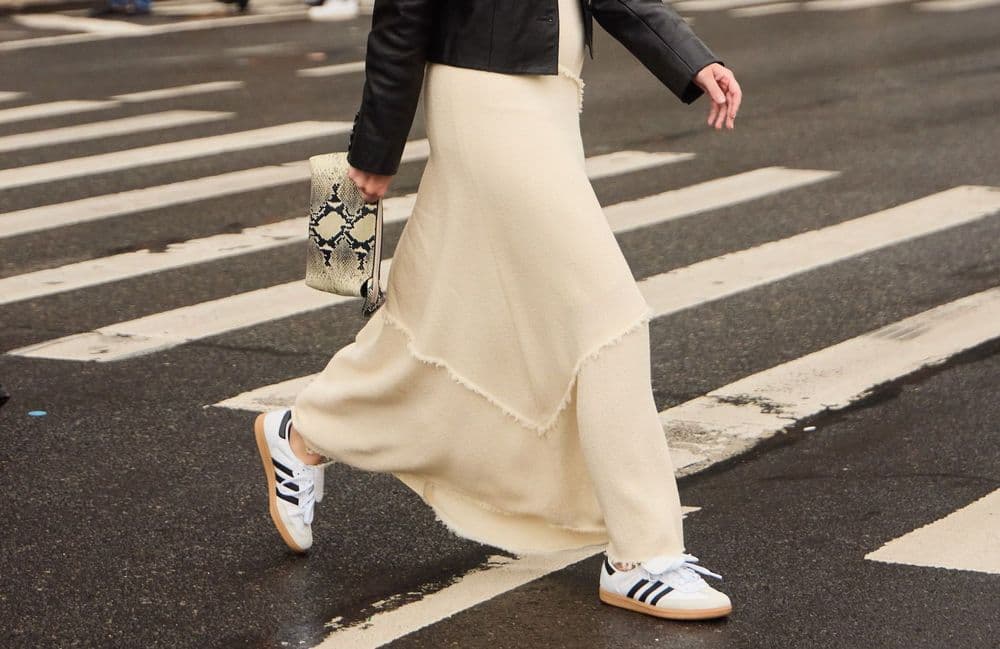 Robe et baskets : l’association mode inattendue du printemps