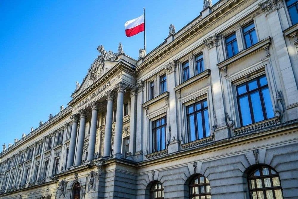 Présidentielle en Pologne : portrait de Karol Nawrocki, nouveau chef d’État nationaliste