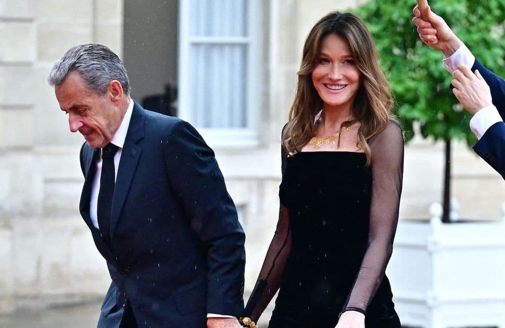 Carla Bruni à l’Élysée : sublime dans une petite robe noire chic et glamour