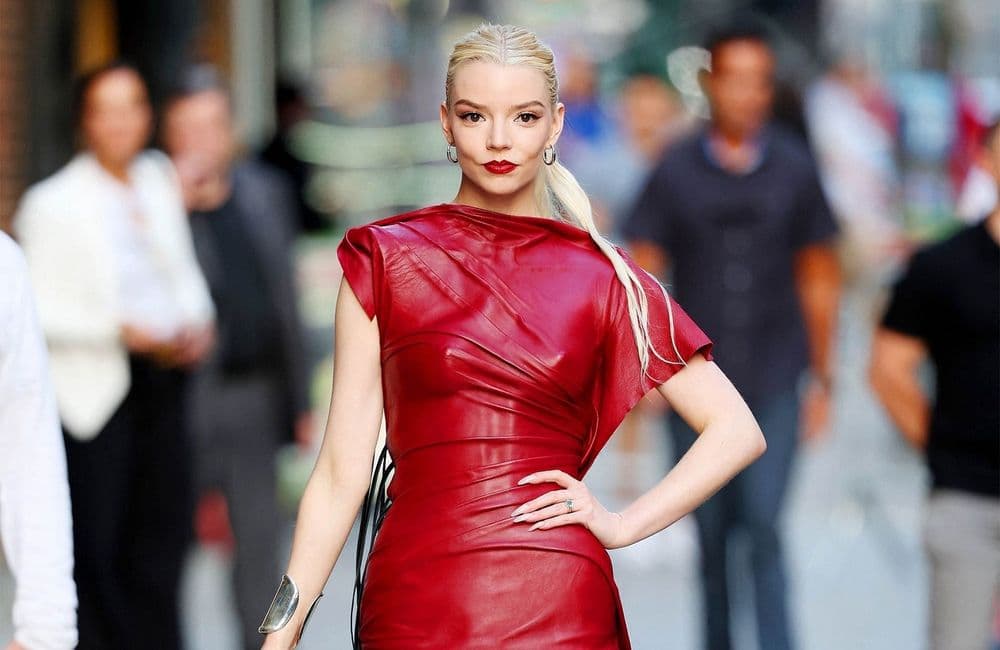 Sans culotte et en robe à la fente vertigineuse, Anya Taylor-Joy sulfureuse à New York