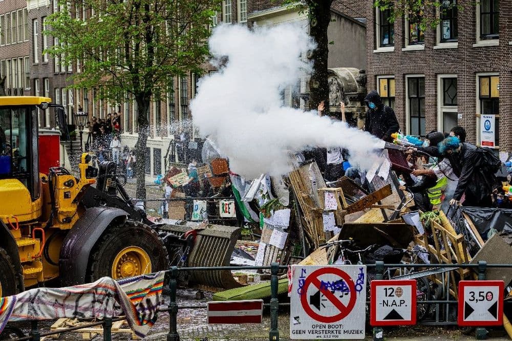 Affrontements entre policiers et manifestants à l'université d'Amsterdam