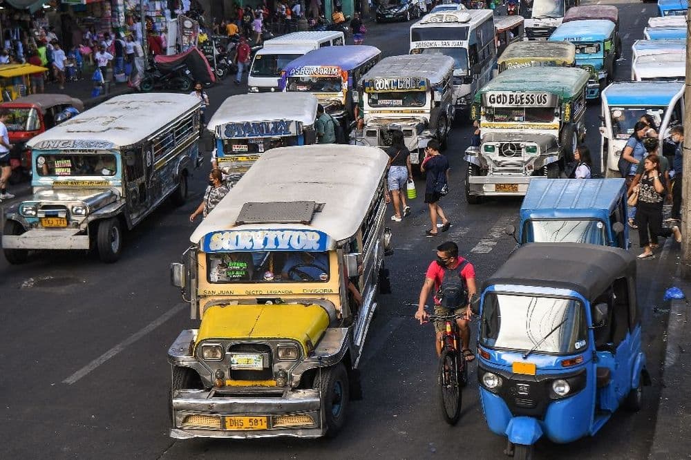 Aux Philippines, les jeepneys sur les jantes