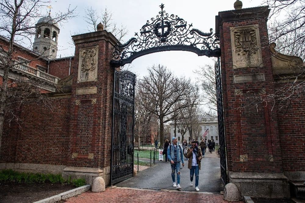 Trump défend sa décision d'empêcher Harvard d'accueillir des étudiants étrangers