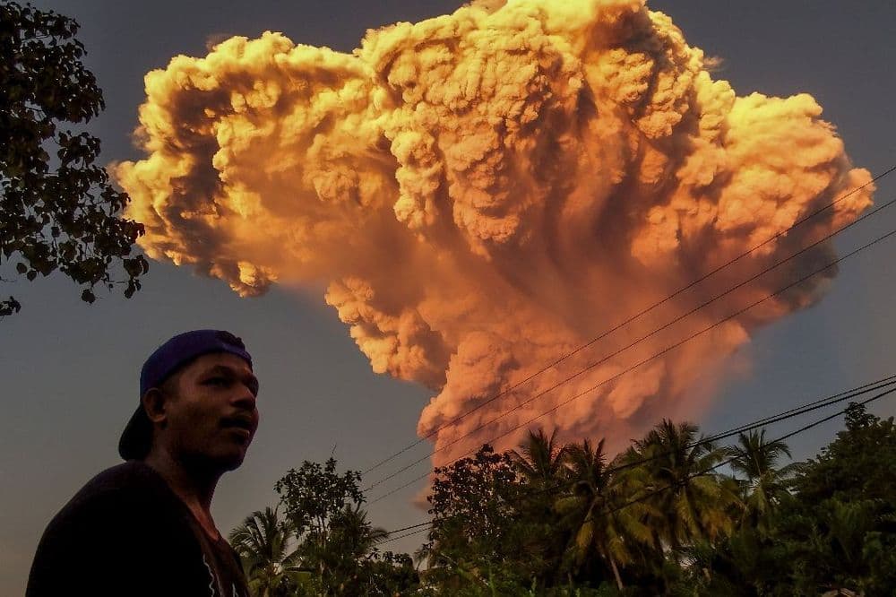 Bali: une vingtaine de vols annulés après l'éruption du volcan Lewotobi Laki-Laki