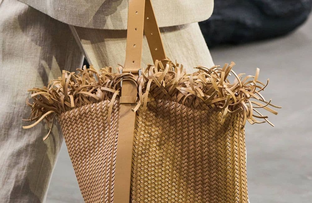 Le cuir tressé s’invite sur tous nos accessoires incontournables du printemps