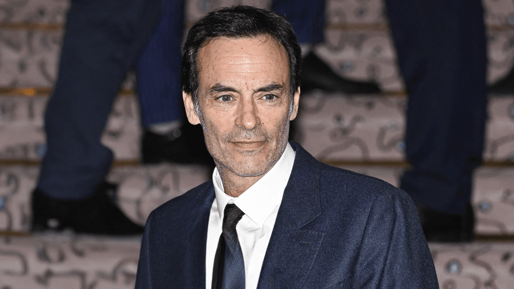 "J'ai eu 4 parents" : Anthony Delon balance sur son enfance hors norme, dans un "monde et une époque" différente