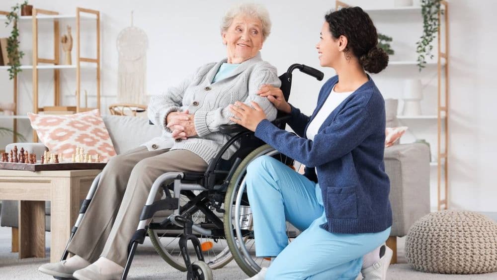 Retraite : combien ça coûte de bien vieillir chez soi plutôt que d'aller en Ehpad ?