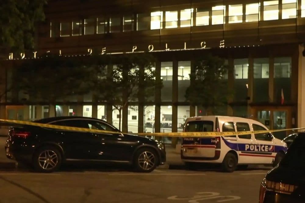 Deux policiers grièvement blessés par balle par un homme dans un commissariat parisien