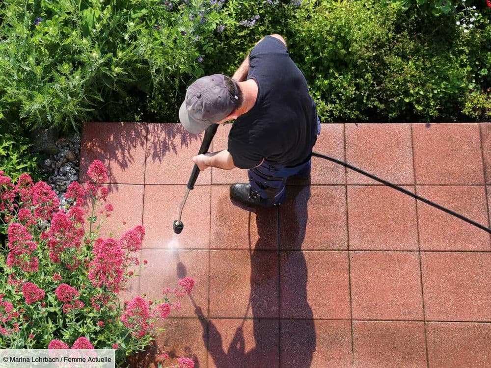 Peut-on nettoyer sa terrasse avec de l'eau de Javel ?