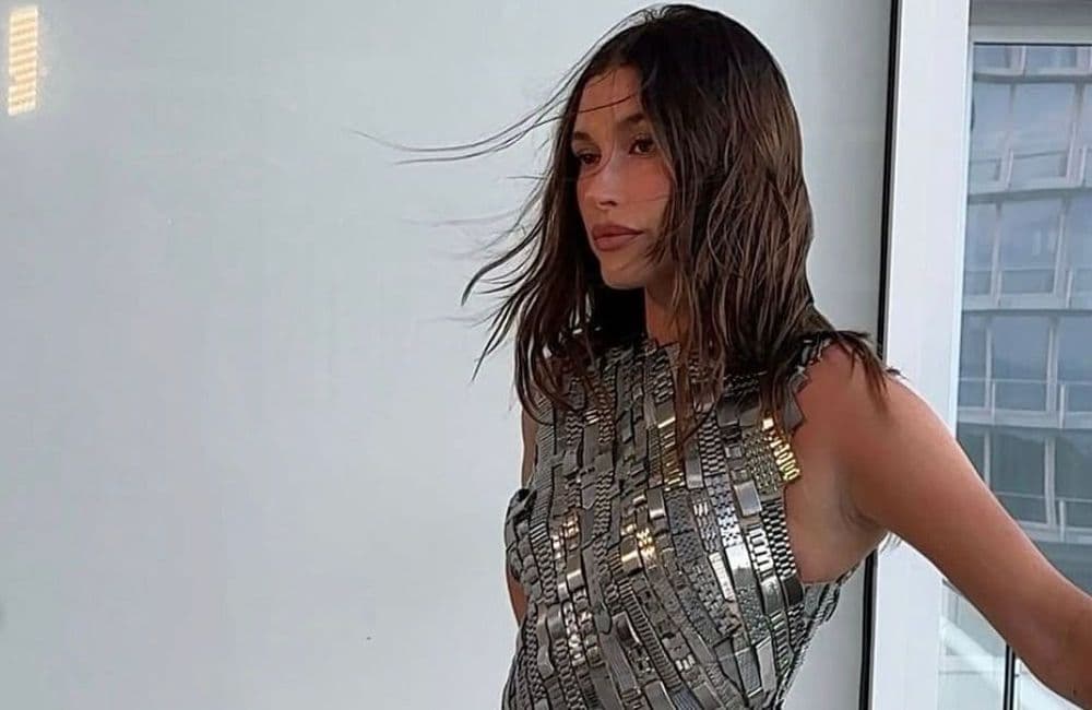 Fabriquée à partir de 150 montres, cette robe portée par Hailey Bieber repousse les limites de l’upcycling