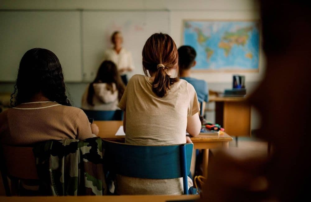 Harcèlement scolaire : les deux lycéens finalement exclus sur fond de tensions entre Élisabeth Borne et Gabriel Attal