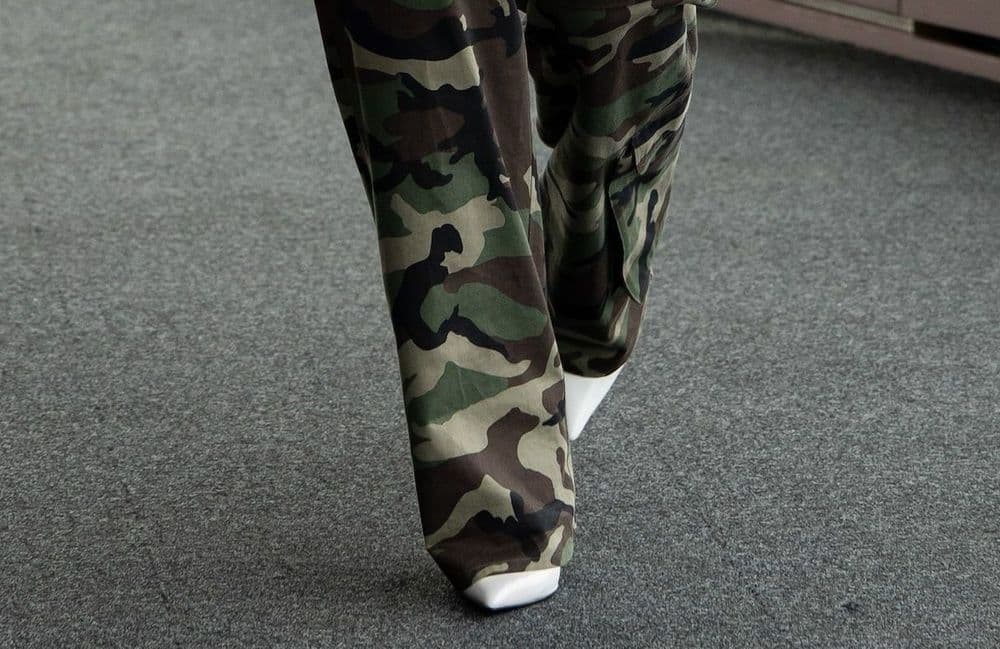 Ce pantalon bien particulier revient remplacer nos éternels jeans bleus