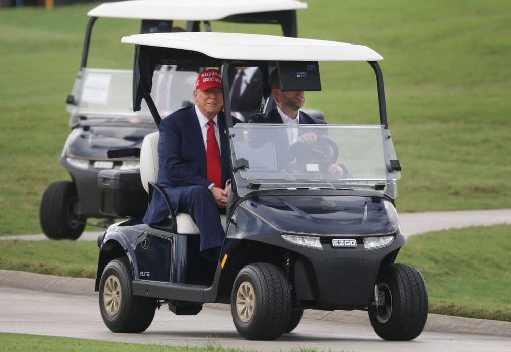 Trump invite à dîner les acheteurs de sa cryptomonnaie, un mélange des genres jamais vu