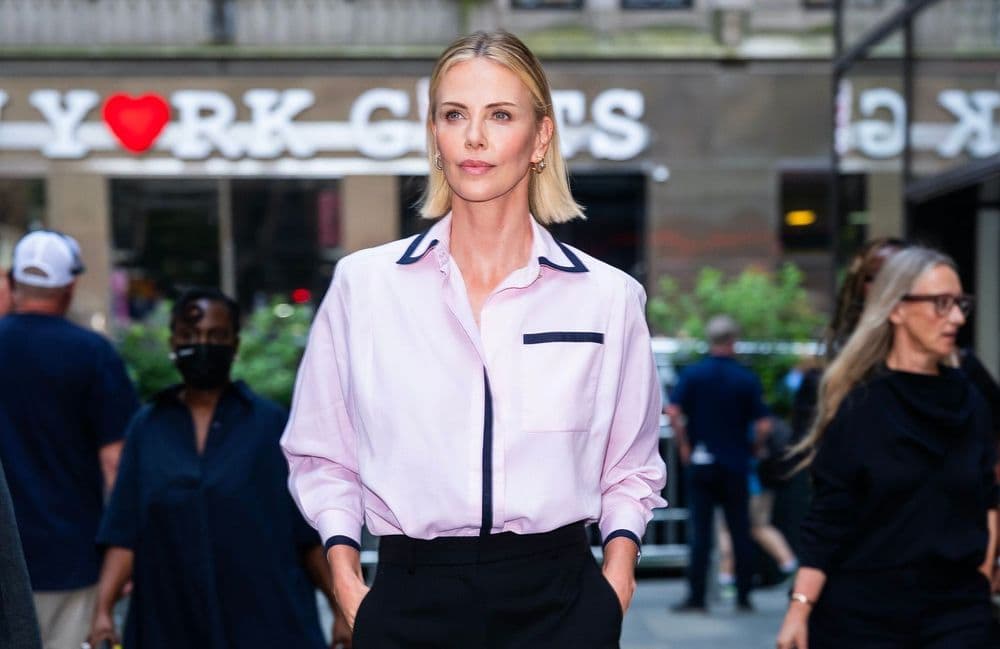 Leçon de chic et de grâce : et si on portait le pyjama en pleine rue comme Charlize Theron ?