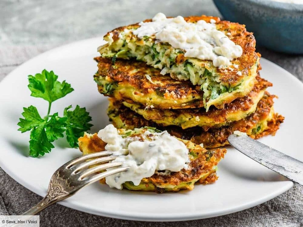 Galettes de courgettes et feta : cette recette grecque classique est facile à préparer