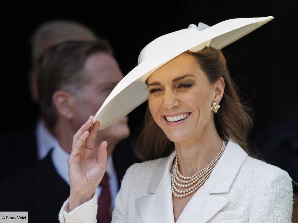 Chemise de son homme, au saut du lit et cheveux en bataille : la première rencontre entre Kate Middleton et Alizée Thévenet, l’épouse de son frère James !