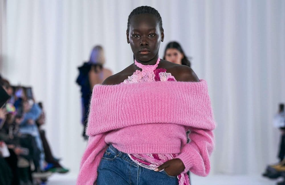 Les épaules dénudées : le geste stylistique qui donne de l’allure