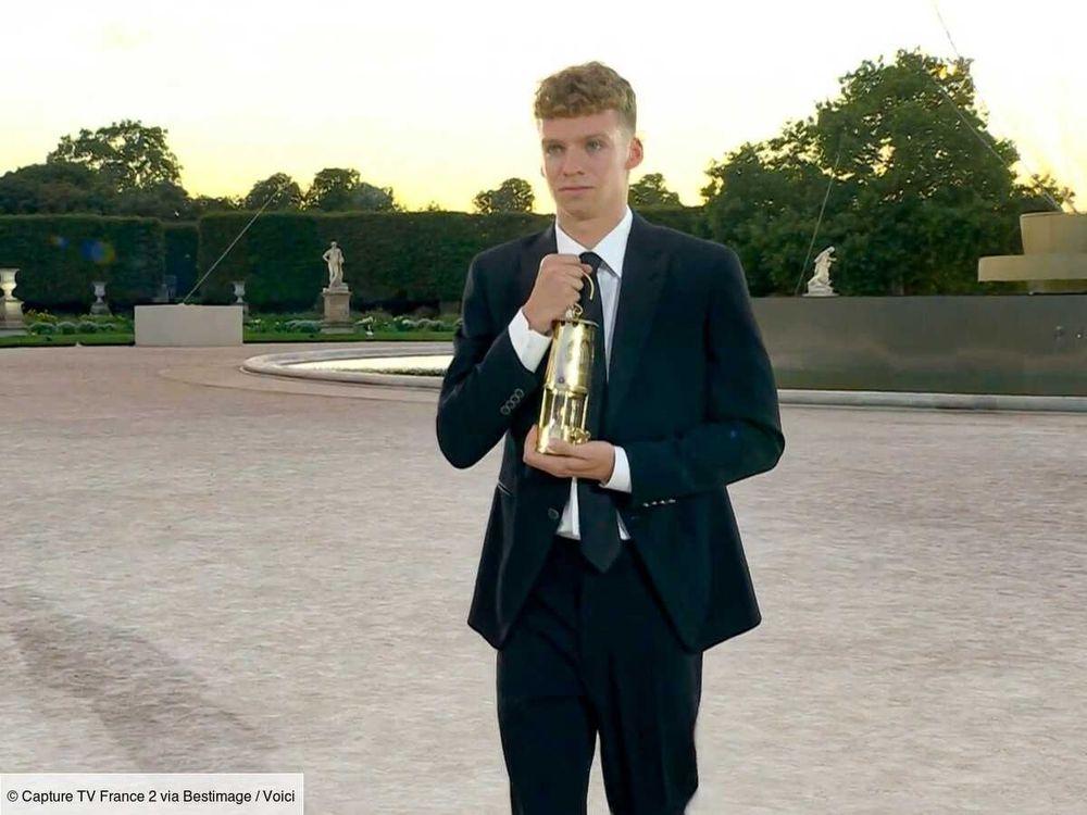 "Personne ne les a calculés" : les coulisses du shoot de Léon Marchand et son frère au premier étage de la Tour Eiffel