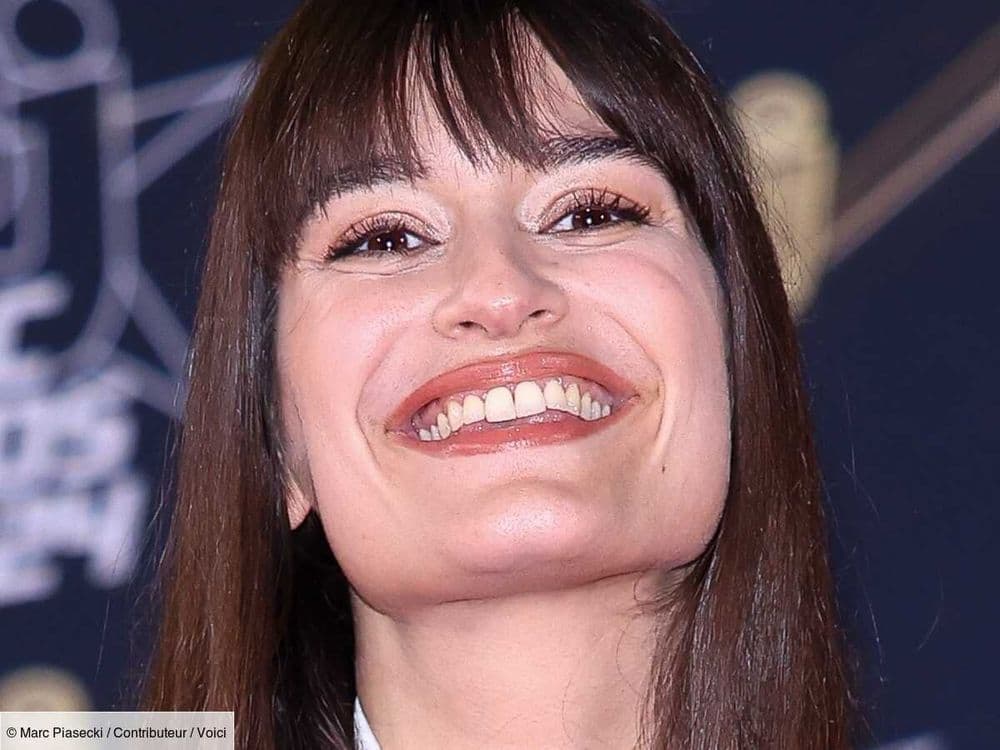 Méconnaissable en blonde, Clara Luciani apparaît avec une frange et une nouvelle coloration capillaire