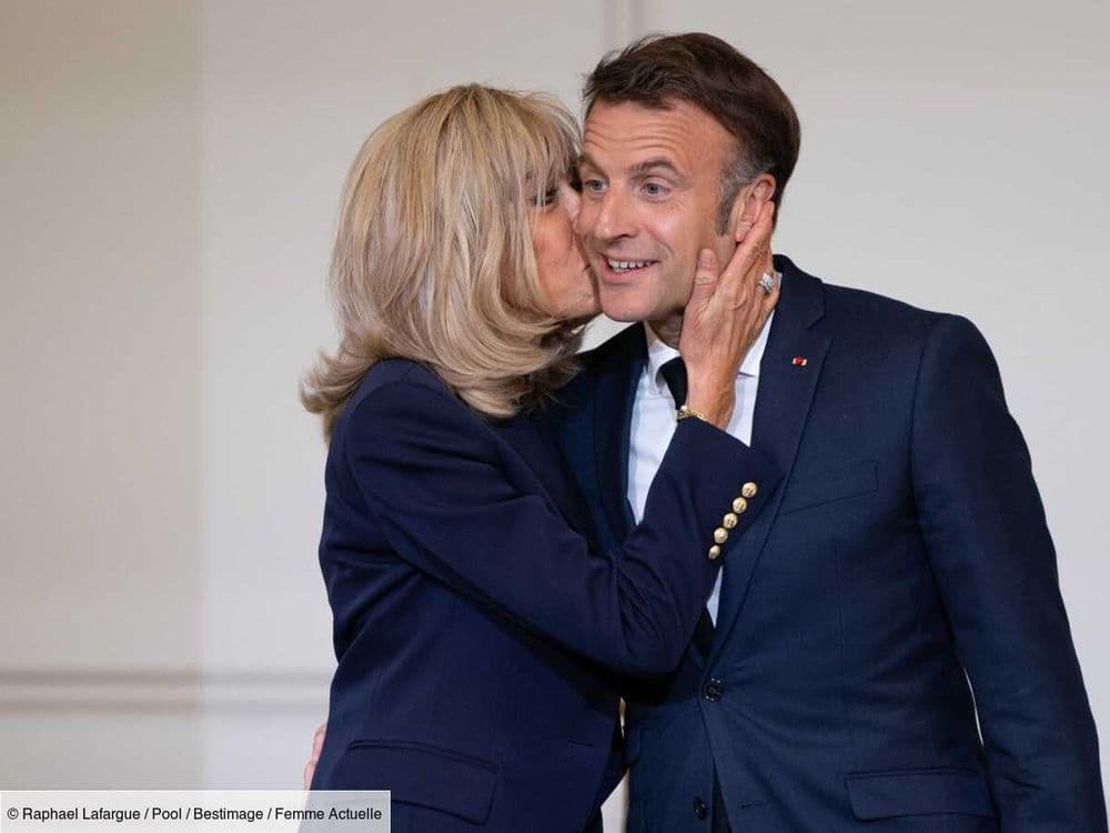 Amoureux et complices, Emmanuel et Brigitte Macron s'échangent un baiser en public