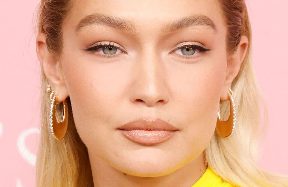 Gigi Hadid adopte la plus jolie façon de porter le blush ce printemps