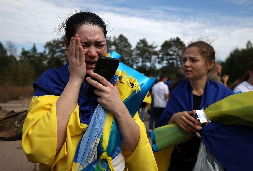 Joie et larmes pour le retour "à la maison" de prisonniers de guerre ukrainiens