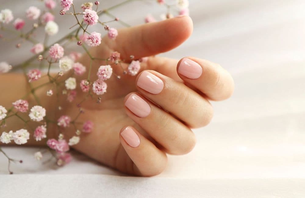 Blush nails : comment reproduire cette manucure rosée des plus désirables ?