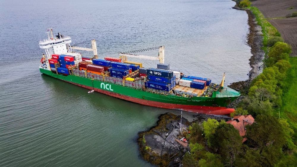 Norvège : le cargo échoué dans un jardin devrait être dégagé mercredi