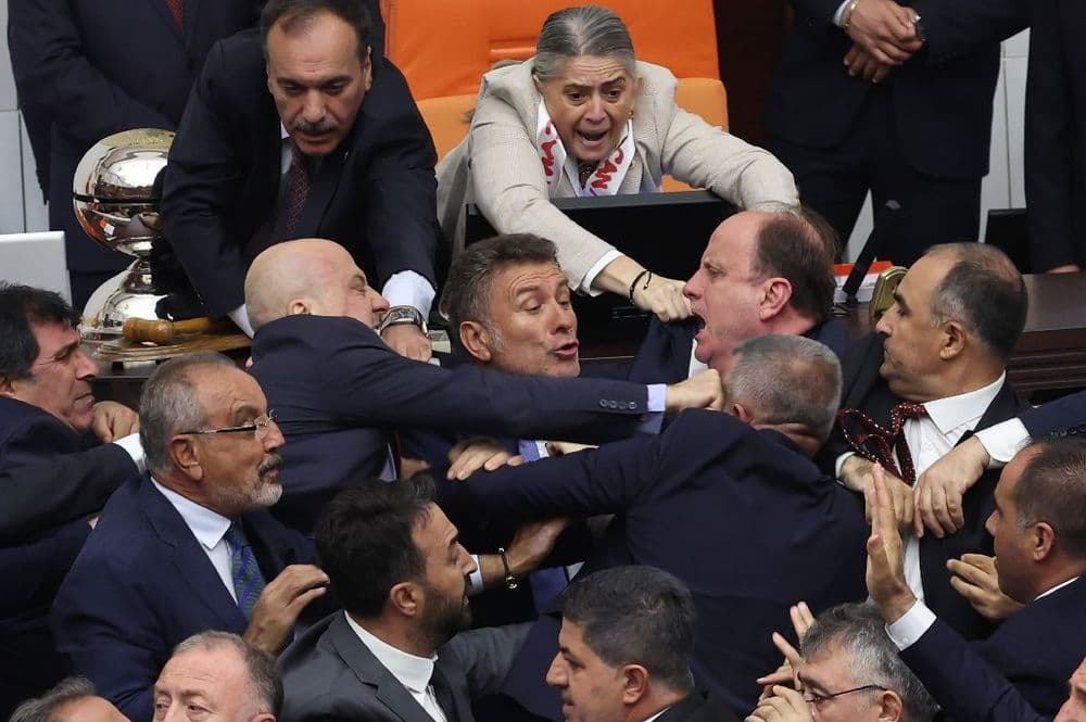 Turquie: au moins deux députés blessés dans une violente bagarre au parlement