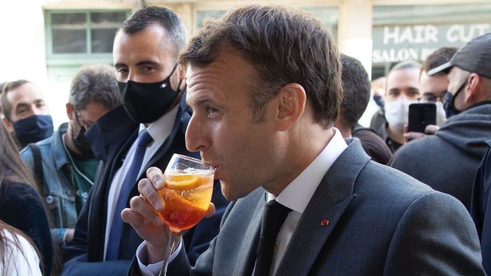 Emmanuel Macron : "Il boit trop", son penchant pour la boisson révélé