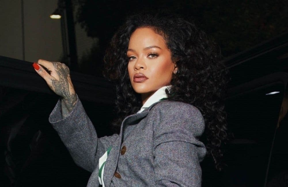 Chignon et lèvres rouges : Rihanna adopte un look de fêtes des plus glamours