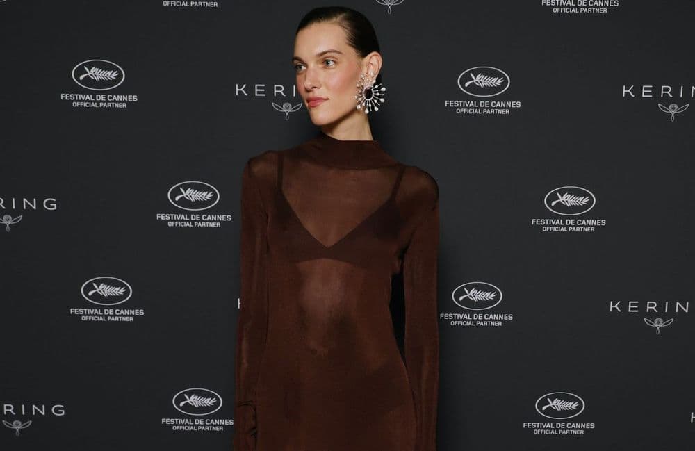 Robe transparente marron chocolat : le parti pris chic et sexy de Charlotte Cardin à Cannes