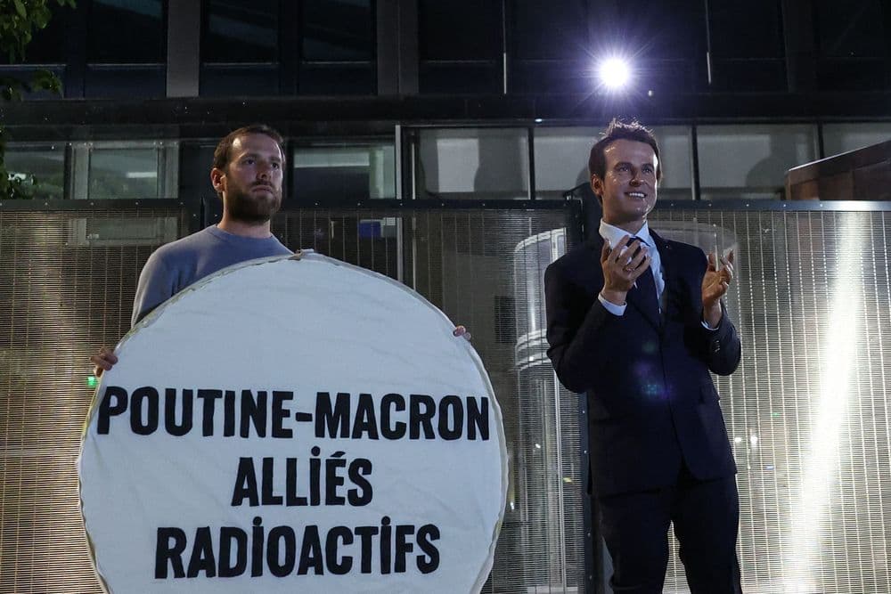 Greenpeace rend devant le siège d'EDF la statue en cire volée d'Emmanuel Macron