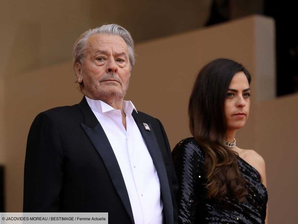 "Comme si son père voulait couper tout lien de parenté": que contient le "second testament" secret d'Alain Delon qui change tout pour Anouchka et ses frères ?