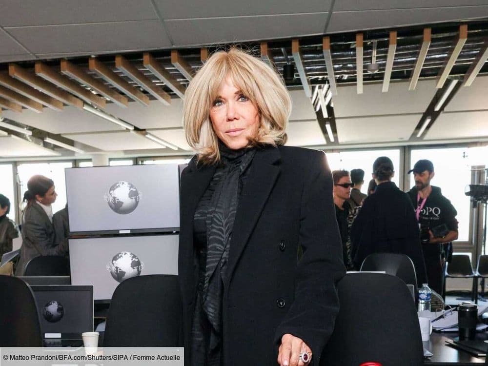 Vêtue d'une robe à imprimé zèbre, Brigitte Macron joue la carte de l'élégance et du glamour, pour assister à un défilé de la Fashion Week de Paris