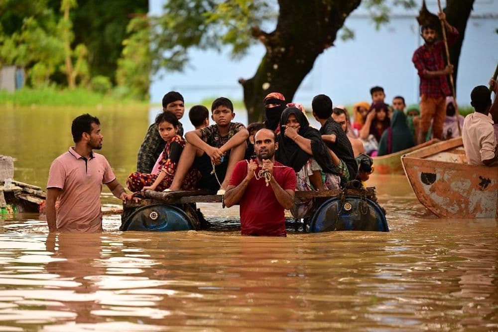 "Tout est sous l'eau" : le bilan des inondations au Bangladesh s'alourdit