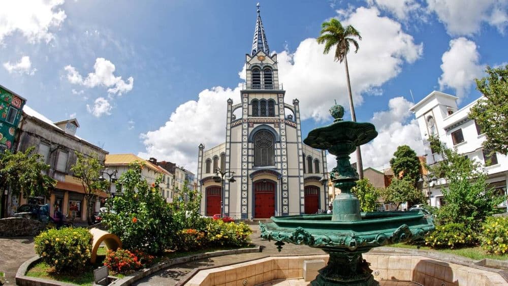 Guadeloupe et Martinique : quelles banques sont les moins chères pour votre portefeuille ?