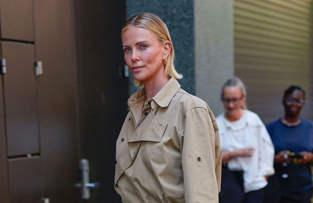 Transformée, Charlize Theron adopte cette coupe de cheveux controversée