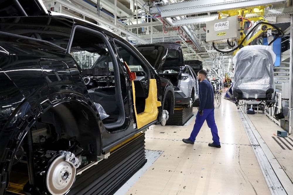 Stellantis aux syndicats: pas de fermeture d'usines à court terme en France, mais une baisse de production