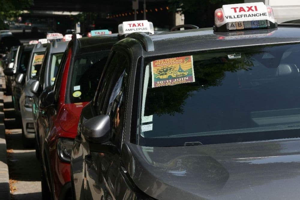 Grogne des taxis: le gouvernement va étudier leurs propositions